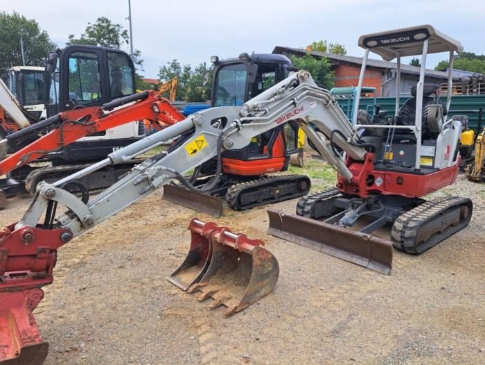 Mini-escavadora Takeuchi TB225 – 2018 – 2,2T – Garantia 12 meses - Image 13