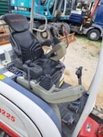 Mini-escavadora Takeuchi TB225 – 2018 – 2,2T – Garantia 12 meses - Image 5