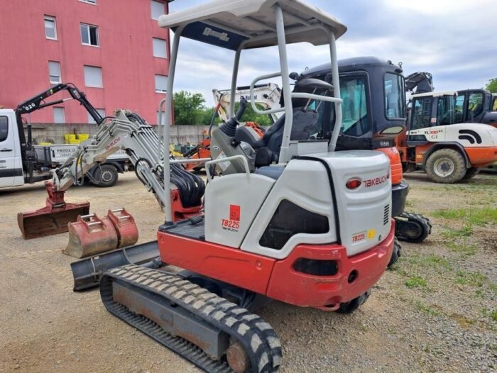 Mini-escavadora Takeuchi TB225 – 2018 – 2,2T – Garantia 12 meses - Image 6