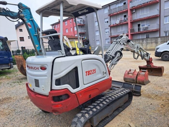 Mini-escavadora Takeuchi TB225 – 2018 – 2,2T – Garantia 12 meses - Image 7