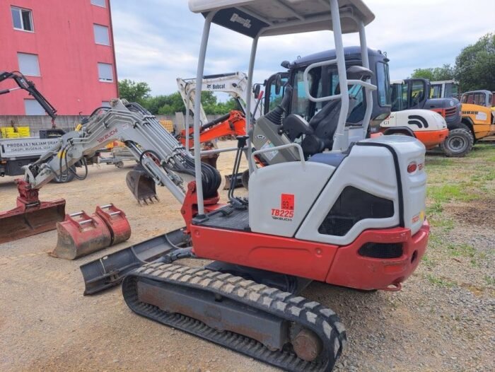 Mini-escavadora Takeuchi TB225 – 2018 – 2,2T – Garantia 12 meses - Image 1