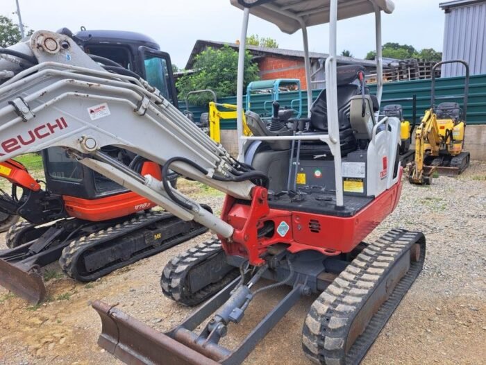 Mini-escavadora Takeuchi TB225 – 2018 – 2,2T – Garantia 12 meses - Image 9