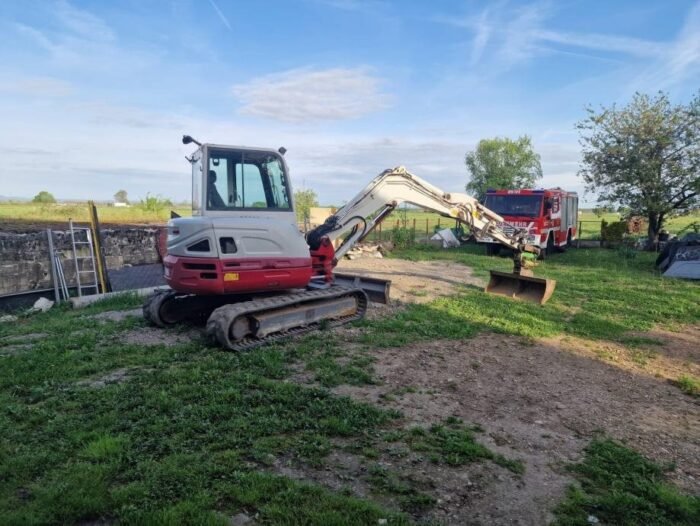 Mini-escavadora Takeuchi TB260 – 2015 – 6T – Garantia 12 meses - Image 2